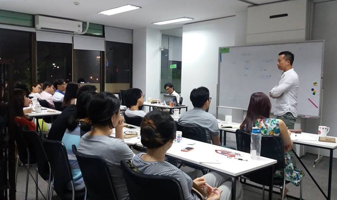 Nhà văn Nguyễn Trương Quý đang dạy lớp “Tản văn mùa hạ”.