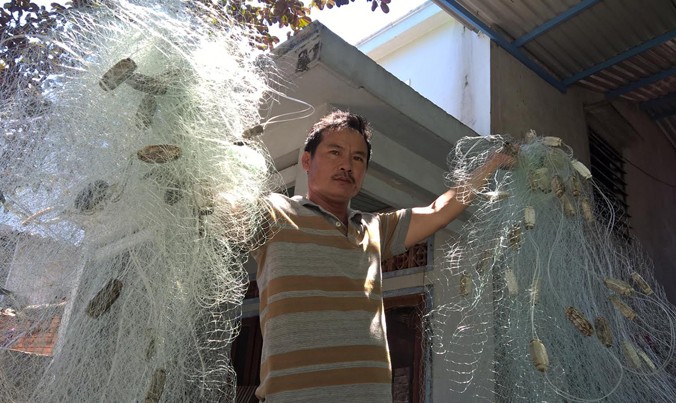 Thuyền trưởng Nguyễn Leo trở về với những tấm lưới rách toang.