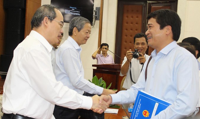 Bí thư Thành ủy TPHCM Nguyễn Thiện Nhân trao đổi với các nhà đầu tư.