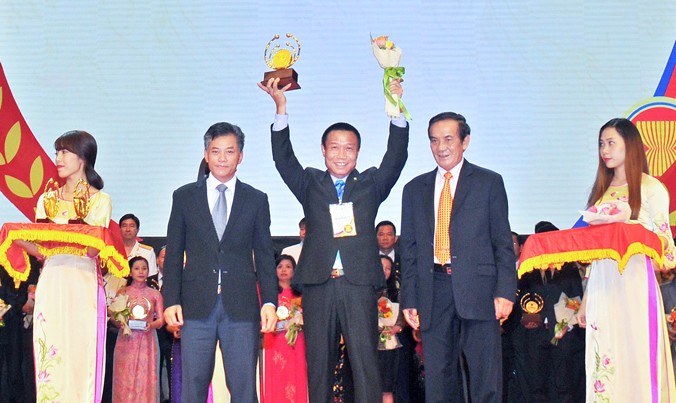 Ông Lê Văn Quang (đứng giữa), Phó Giám đốc Cty Nhượng quyền Thương mại Thăng Long, vừa bị bắt về hành vi lừa đảo.