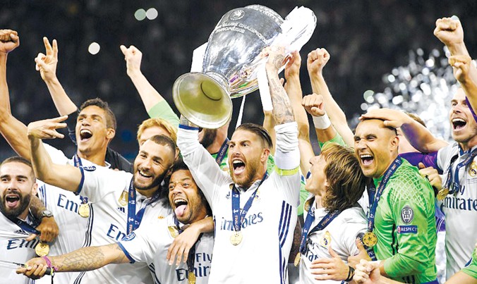 Các cầu thủ Real Madrid nâng cao chiếc cúp Champions League lịch sử. Ảnh: GETTY IMAGES.