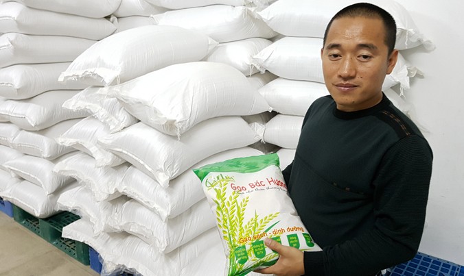 Không chỉ thuê đất trồng lúa, anh Phạm Ngọc Hưng còn bao tiêu sản phẩm gạo cho nhiều HTX ở Thái Bình.