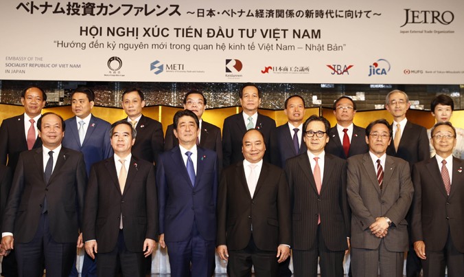 Thủ tướng Nguyễn Xuân Phúc, Thủ tướng Nhật Bản Shinzo Abe với các đại biểu tham dự Hội nghị Xúc tiến đầu tư Việt Nam ngày 5/6 tại Tokyo. Ảnh: TTXVN.