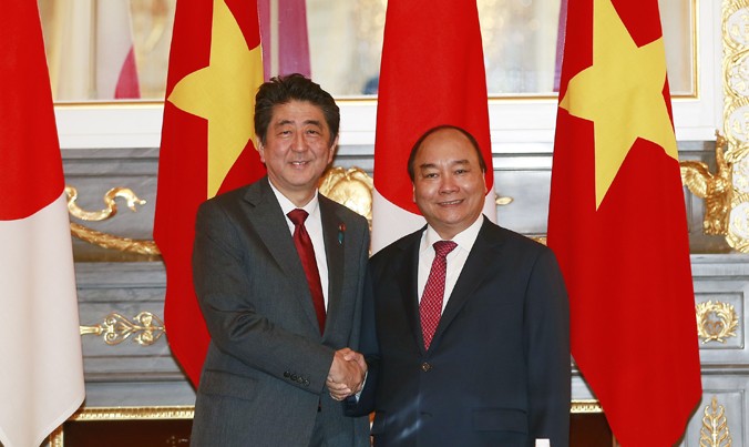 Thủ tướng Nhật Bản Shinzo Abe đón Thủ tướng Nguyễn Xuân Phúc. Ảnh: TTXVN.