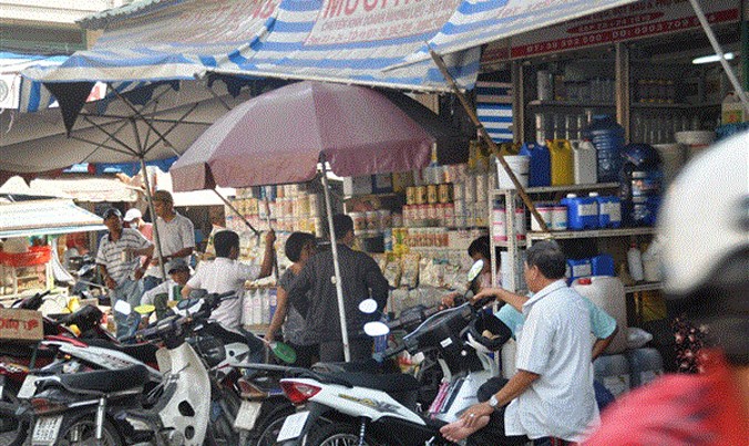 Chợ Kim Biên luôn nhộn nhịp hoạt động mua bán hoá chất.