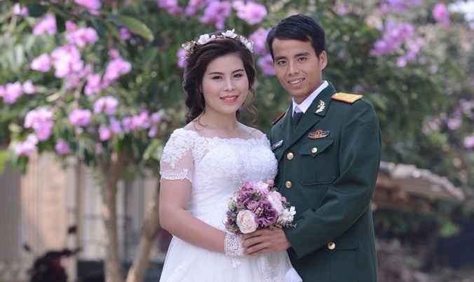 Thiếu úy Trịnh Đình Trung và vợ tương lai chụp ảnh cưới sau khi tham gia hội thao.