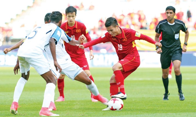 Dù đã khẳng định được mình qua giải U20 thế giới cũng như tại V-League trong màu áo CLB Hà Nội song cơ hội của Quang Hải (giữa) tại ĐTVN không có nhiều do hàng tiền vệ hiện có nhiều cái tên nổi bật. Ảnh: VSI.