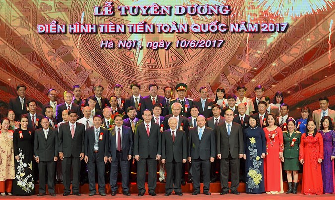 Các vị lãnh đạo Đảng, Nhà nước chụp ảnh lưu niệm cùng các đại biểu. Ảnh: TTXVN.