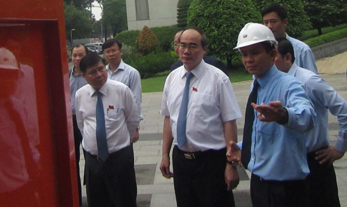 Ông Nguyễn Thiện Nhân - Bí thư Thành ủy TPHCM đang tham quan chiếc xe thu gom rác công nghệ mới.