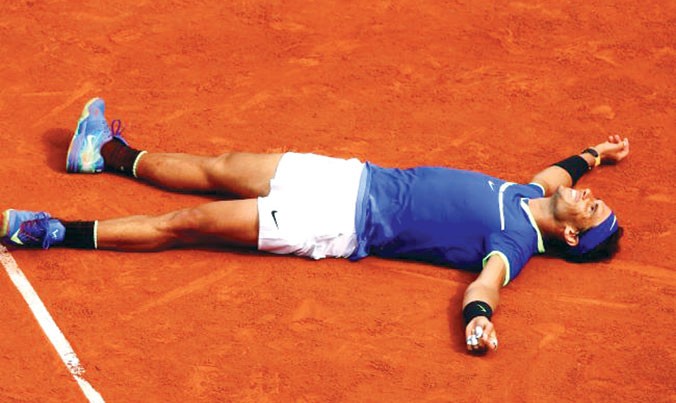 Màn ăn mừng quen thuộc của Nadal sau khi giành điểm vô địch ở các giải Grand Slam. Ảnh: GETTY IMAGES.