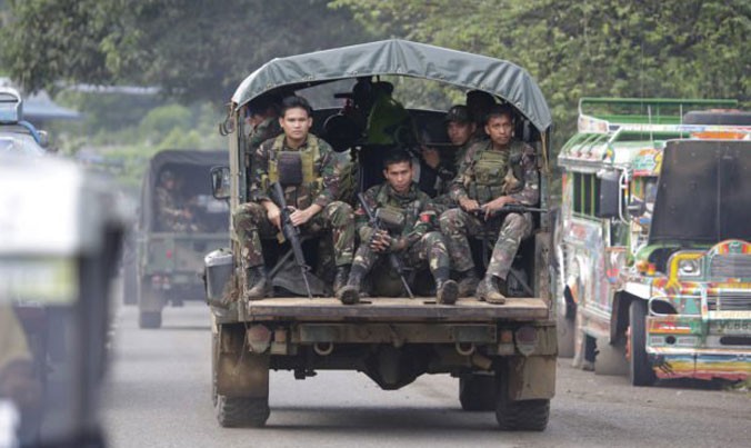 Binh lính Philippines trên xe tải quân sự ở ngoại ô thành phố Marawi hôm 9/6. Ảnh: Inquirer.