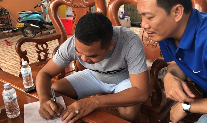 Ông Ăm Phon ký chữ ký của mình để chứng minh Cty Thái Thế giả mạo hợp đồng với Cty Trường Sơn của ông.