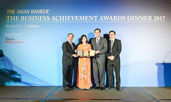 Đại diện Vietcombank, bà Vũ Thị Bích Thu - Trưởng Văn phòng đại diện tại Singapore nhận giải thưởng của The Asian Banker.