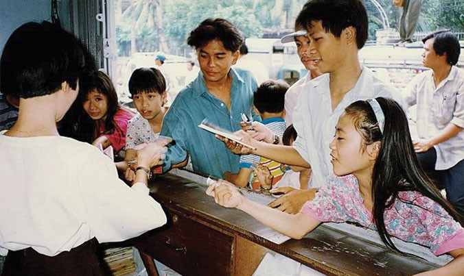 Hình ảnh thường thấy ở một hiệu sách của NXB Kim Đồng tại Hà Nội năm 1992. Ảnh: Tư liệu.