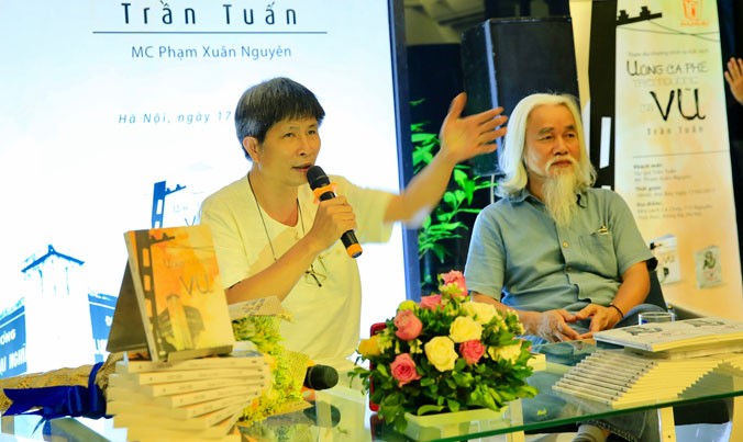 Nhà thơ Trần Tuấn (trái) trong buổi ra mắt sách tại Hà Nội ngày 17/6/2017. Ảnh: Hồng Vĩnh. 