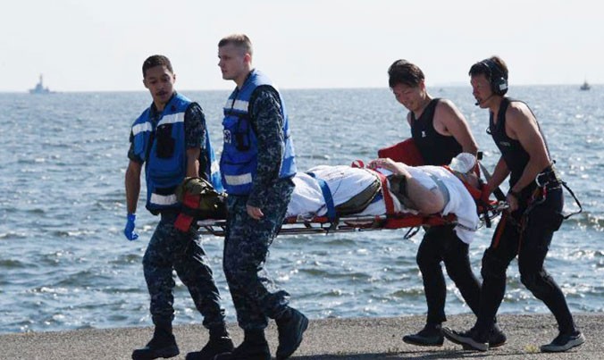 Lính Mỹ khiêng người trên tàu USS Fitzgerald bị thương. Ảnh: CNN.