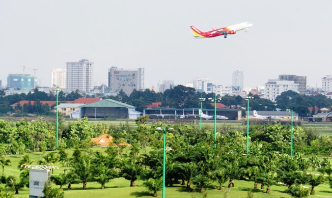 Thủ tướng Chính phủ giao Bộ Quốc phòng rà soát các vấn đề liên quan sử dụng quỹ đất trong sân bay Tân Sơn Nhất. Ảnh: Ngô Bình.