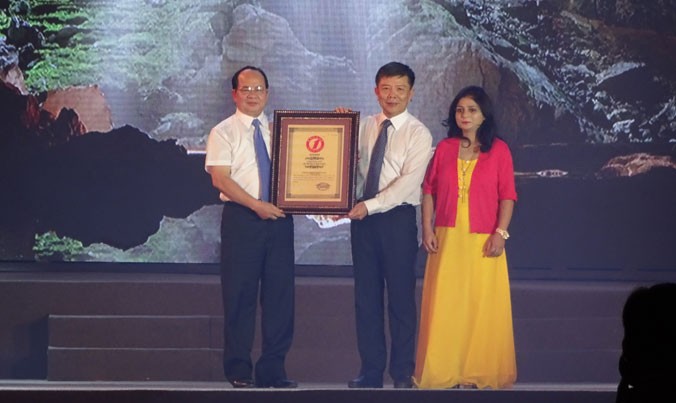 Ông Nguyễn Hữu Hoài, Chủ tịch UBND tỉnh Quảng Bình, đón nhận các danh hiệu kỷ lục dành cho Sơn Đoòng.