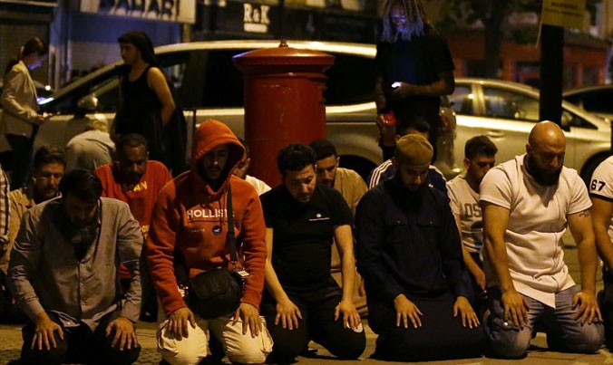 Những người Hồi giáo chứng kiến vụ tấn công đã cầu nguyện sau khi vụ việc xảy ra. Ảnh: Daily Mail.