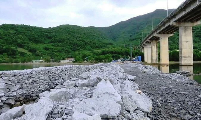 Con đường công vụ mới mở trên đầm Lập An (gần cửa biển Lăng Cô) gây bất an cho hàng trăm hộ dân địa phương.
