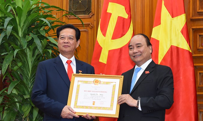 Thủ tướng Nguyễn Xuân Phúc trao Huy hiệu 50 năm tuổi Đảng cho Nguyên Thủ tướng Chính phủ Nguyễn Tấn Dũng. Ảnh: VGP.