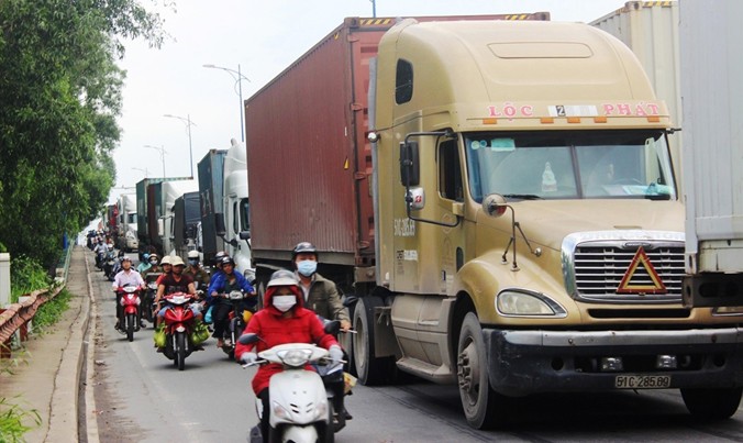 Xe container, xe máy chen chúc tại giao lộ Huỳnh Tấn Phát- Lưu Trọng Lư, quận 7, TPHCM.