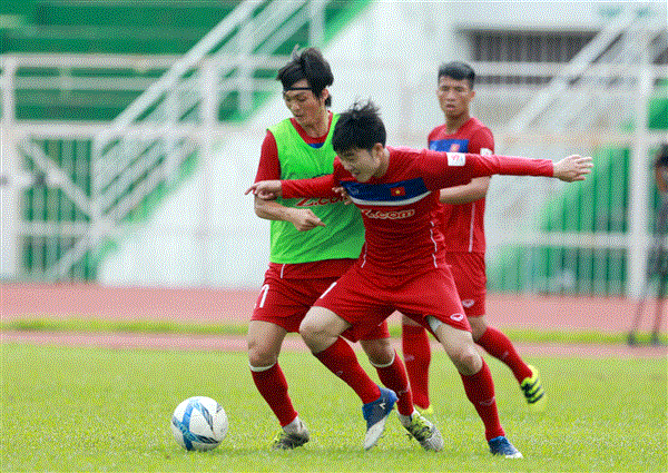 Tuấn Anh-Xuân Trường là lựa chọn số một ở trung tâm hàng tiền vệ U23 Việt Nam, song HLV Hữu Thắng cũng cần có những phương án dự phòng tốt nhất để đảm bảo mục tiêu vào chung kết SEA Games 29. Ảnh: VSI.