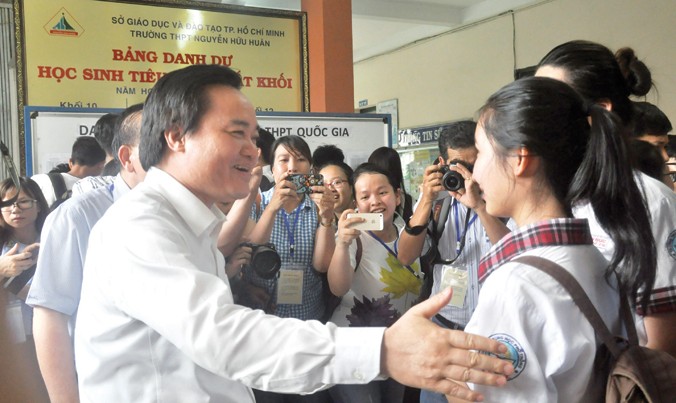 ​Bộ trưởng Bộ GD&ĐT Phùng Xuân Nhạ thăm hỏi thí sinh đến làm thủ tục ở TPHCM.