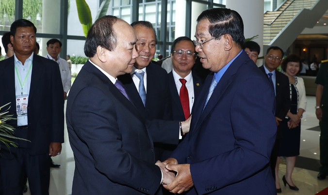 Thủ tướng Nguyễn Xuân Phúc và Thủ tướng Campuchia Hun Sen tại tỉnh Bình Dương sáng 22/6. Ảnh: TTXVN.
