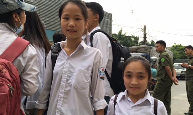 Thí sinh Phạm Thị Lan và người bạn đưa Lan đi học hàng ngày Phạm Thị Huệ.