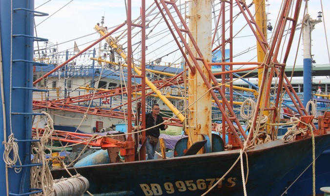 Tàu vỏ thép ngư dân Bình Định hư hỏng nặng, nằm bờ.