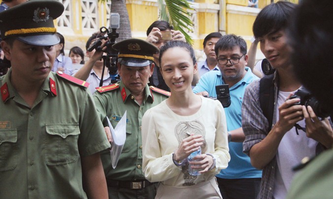 Hoa hậu Phương Nga tươi tỉnh khi kết thúc phiên tòa chiều ngày 27/6.