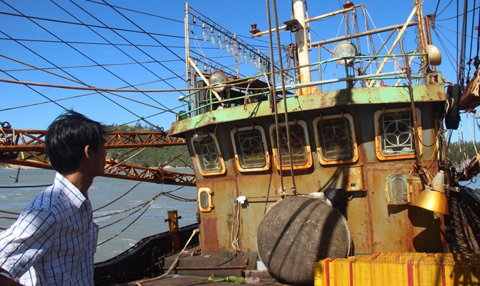 Tàu vỏ thép do Cty Đại Nguyên Dương đóng gỉ sét, hư hỏng nặng đang nằm tại cảng cá Đề Gi (huyện Phù Cát, Bình Định).