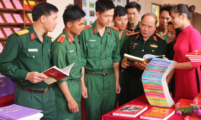 Lãnh đạo Trường Sĩ quan Lục quân 1 và cán bộ, ĐVTN nhà trường sôi nổi tham gia ngày hội sách.