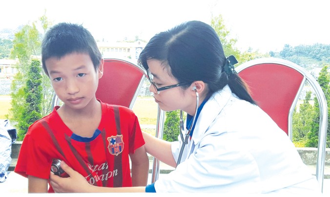 Bác sỹ trẻ khám bệnh cho em nhỏ ở huyện Bắc Hà (Lào Cai). Ảnh: T.H.
