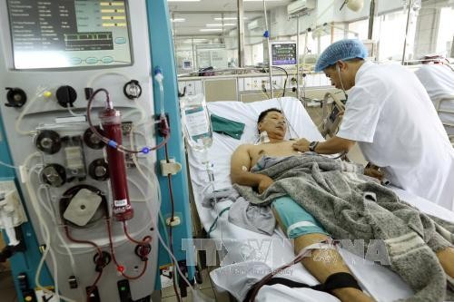Bệnh nhân chạy thận bị tai biến tại Hòa Bình đang được chăm sóc tại BV Bạch Mai. Ảnh: Internet