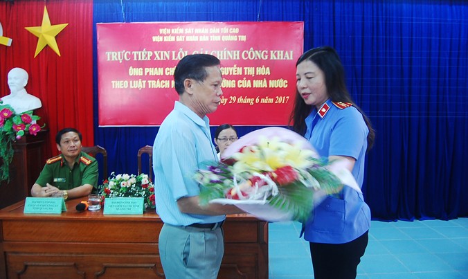 Đại diện VKSND tỉnh tặng hoa cho ông Phan Chí Lộc. Ảnh: T.H.