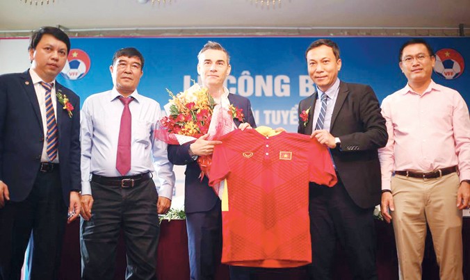 HLV Miguel Rodrigo (thứ 3 từ trái sang) trong buổi ký hợp đồng dẫn dắt đội tuyển Việt Nam.