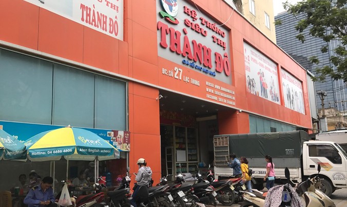 Hoạt động kinh doanh tại toà nhà 27 Lạc Trung vẫn diễn ra nhộn nhịp, dù tòa nhà đang trong diện bị Cảnh sát PCCC tạm đình chỉ.