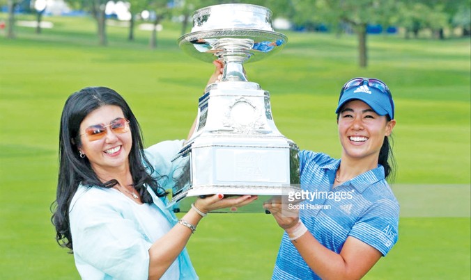 Danielle Kang cùng mẹ nâng cúp vô địch Women’s PGA Championship. Ảnh: GETTY IMAGES.