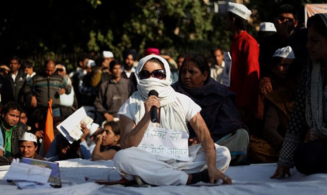 Các nạn nhân đoàn kết vạch mặt kẻ tấn công mình tại thủ đô New Delhi, Ấn Độ. Ảnh: The Guardian.