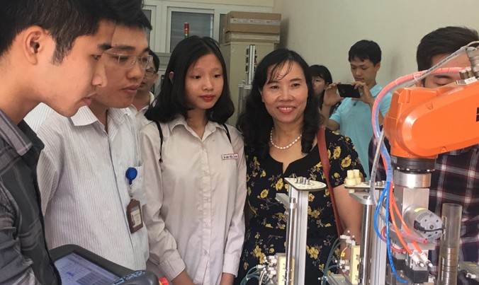 Học sinh trường THPT Thực nghiệm Hà Nội trải nghiệm tại trường CĐ nghề cơ điện Hà Nội. Ảnh: Nghiêm Huê.