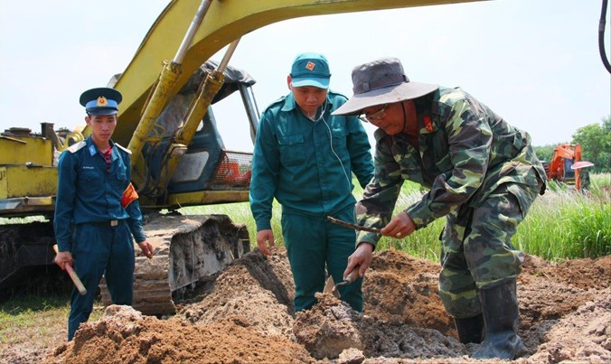 Công tác tìm kiếm hài cốt liệt sĩ trong khu vực sân bay Biên Hòa. Ảnh: M.T.
