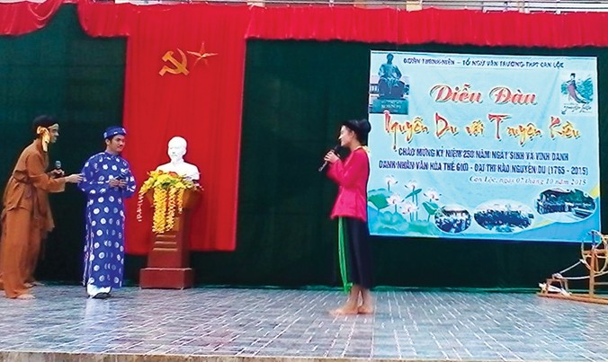 Tiết mục Ví phường vải tại diễn đàn “Nguyễn Du với Truyện Kiều”.