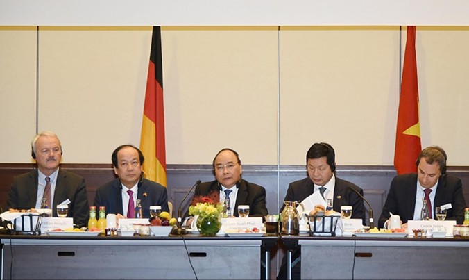 Thủ tướng Nguyễn Xuân Phúc gặp gỡ, đối thoại với các doanh nghiệp hàng đầu của Đức. Ảnh: Q.H.
