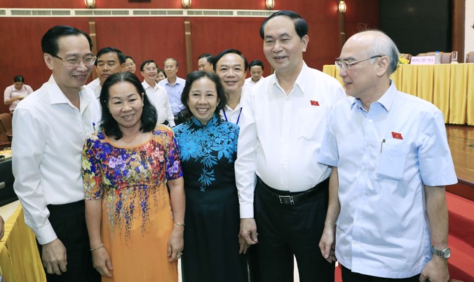 Chủ tịch nước Trần Đại Quang với các đại biểu tại hội nghị tiếp xúc cử tri. Ảnh: Nhan Sáng/TTX.