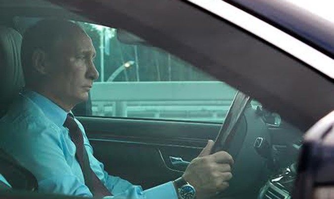 Ông Putin thử nghiệm 'siêu xe' do Nga chế tạo
