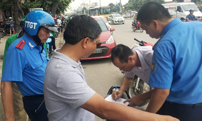Thanh tra Sở GTVT Hà Nội đánh giá, xe Grab, Uber vi phạm cả trên đường lẫn công tác điều hành.