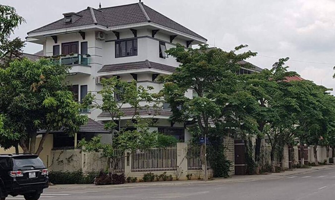 Dãy nhà được cho là của một số quan chức tỉnh Lào Cai. Ảnh: Hồng Vĩnh.