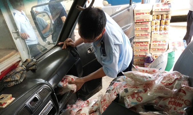 Lực lượng hải quan Quảng Trị phát hiện lô hàng lậu cất giấu tinh vi trên xe gia cố ngày 4/7 tại Chi cục Hải quan Khu thương mại Lao Bảo. Ảnh: Tuấn Nguyễn.